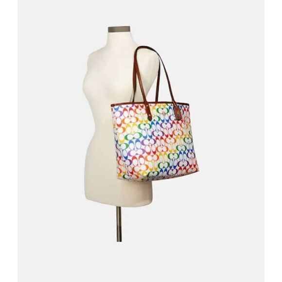 Coach reversible city tote in rainbow signature Canvas - Picture 5 of 9